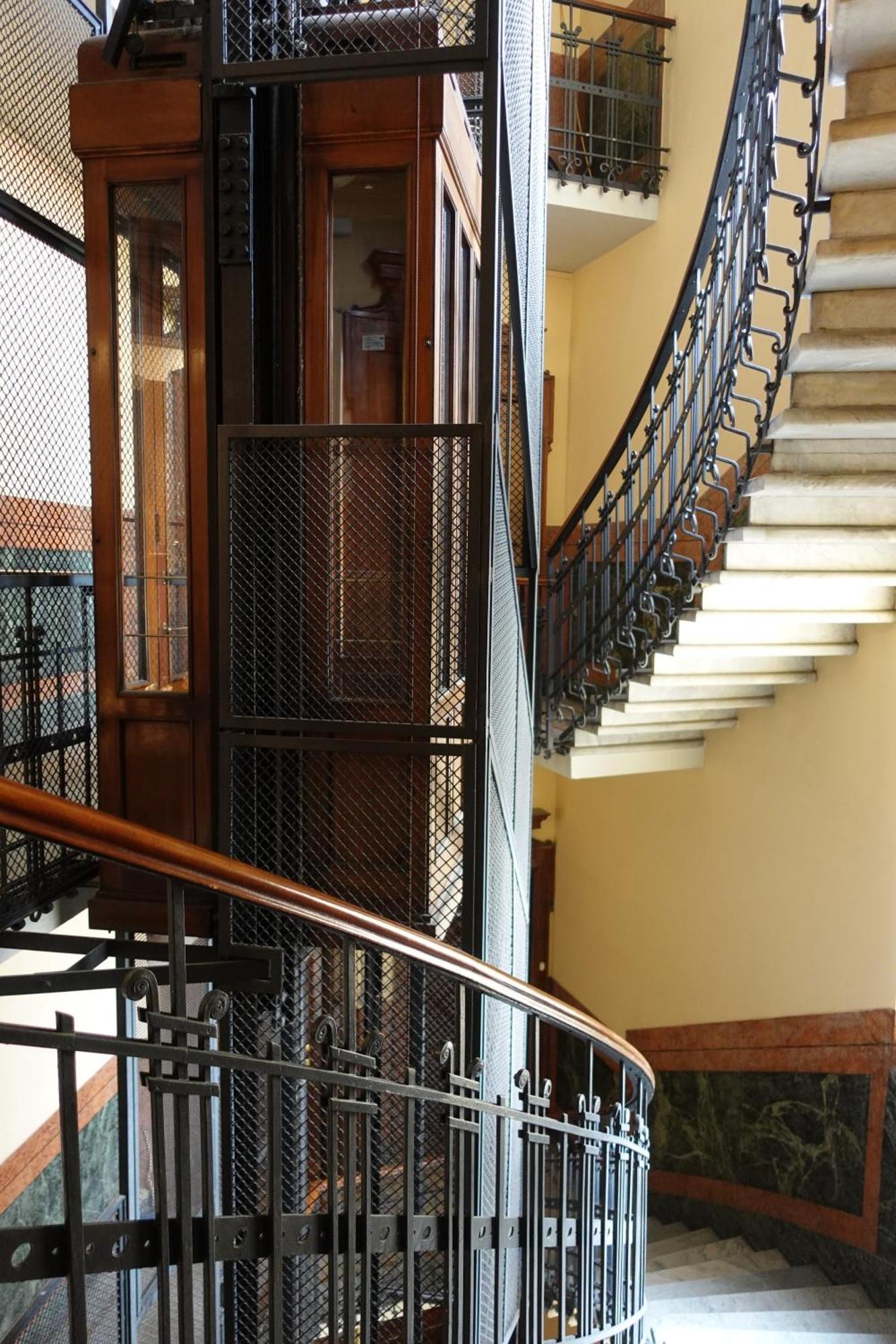 In Historic Building- Porta Venezia Appartement Milan