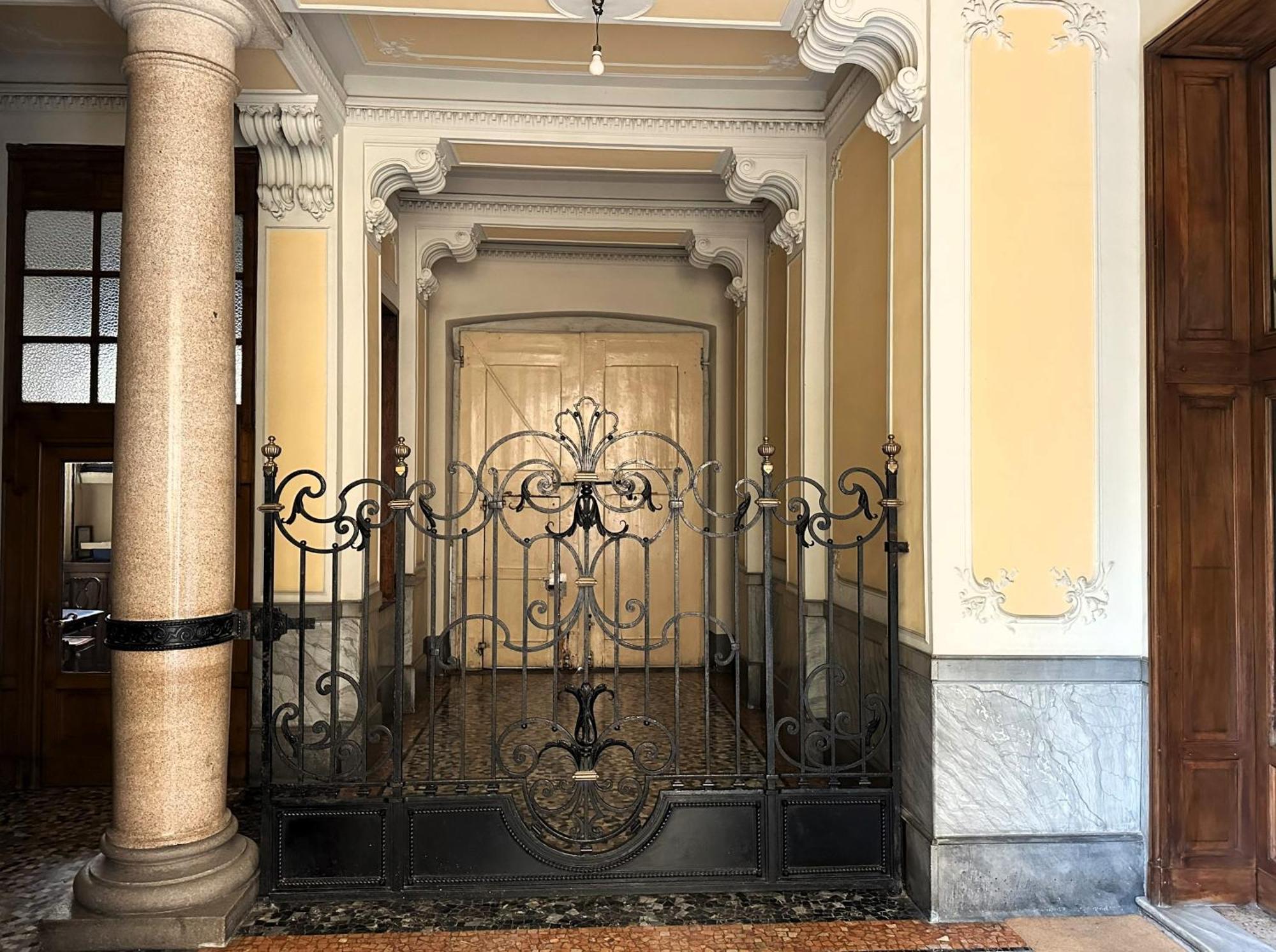 In Historic Building- Porta Venezia Appartement