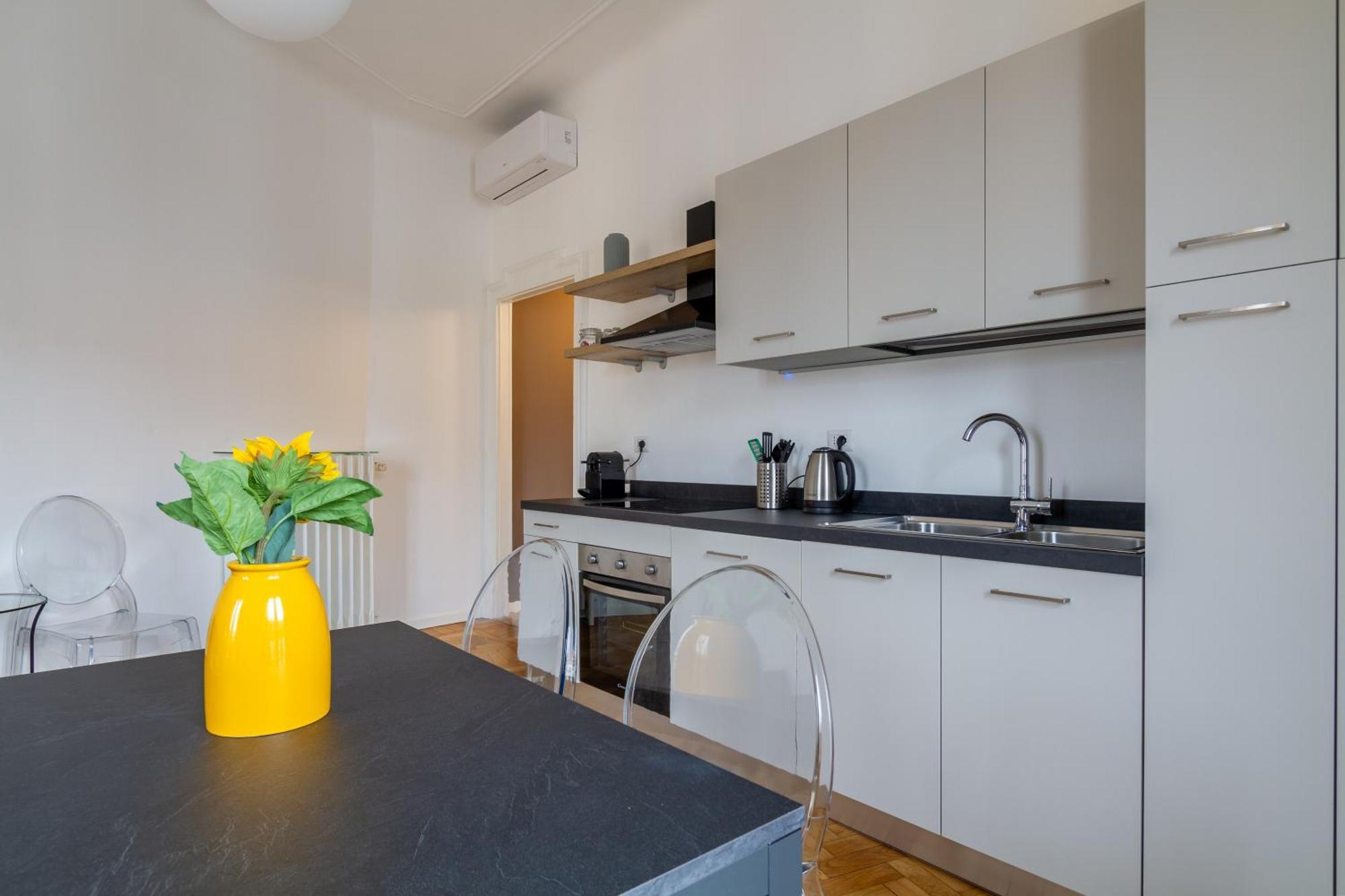 In Historic Building- Porta Venezia Appartement