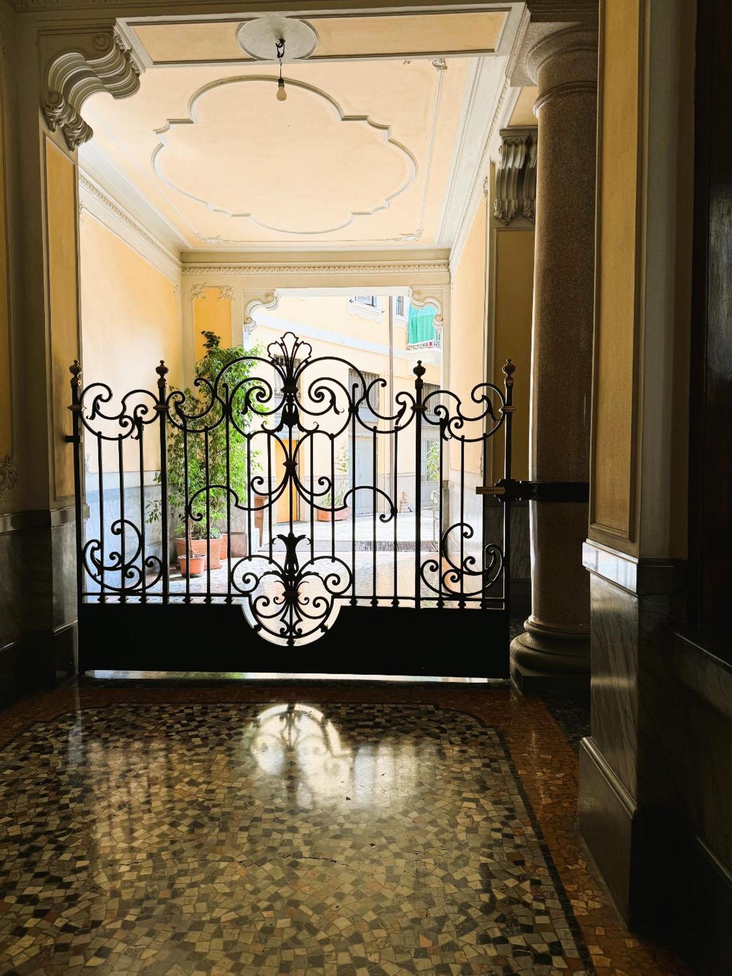 In Historic Building- Porta Venezia Appartement