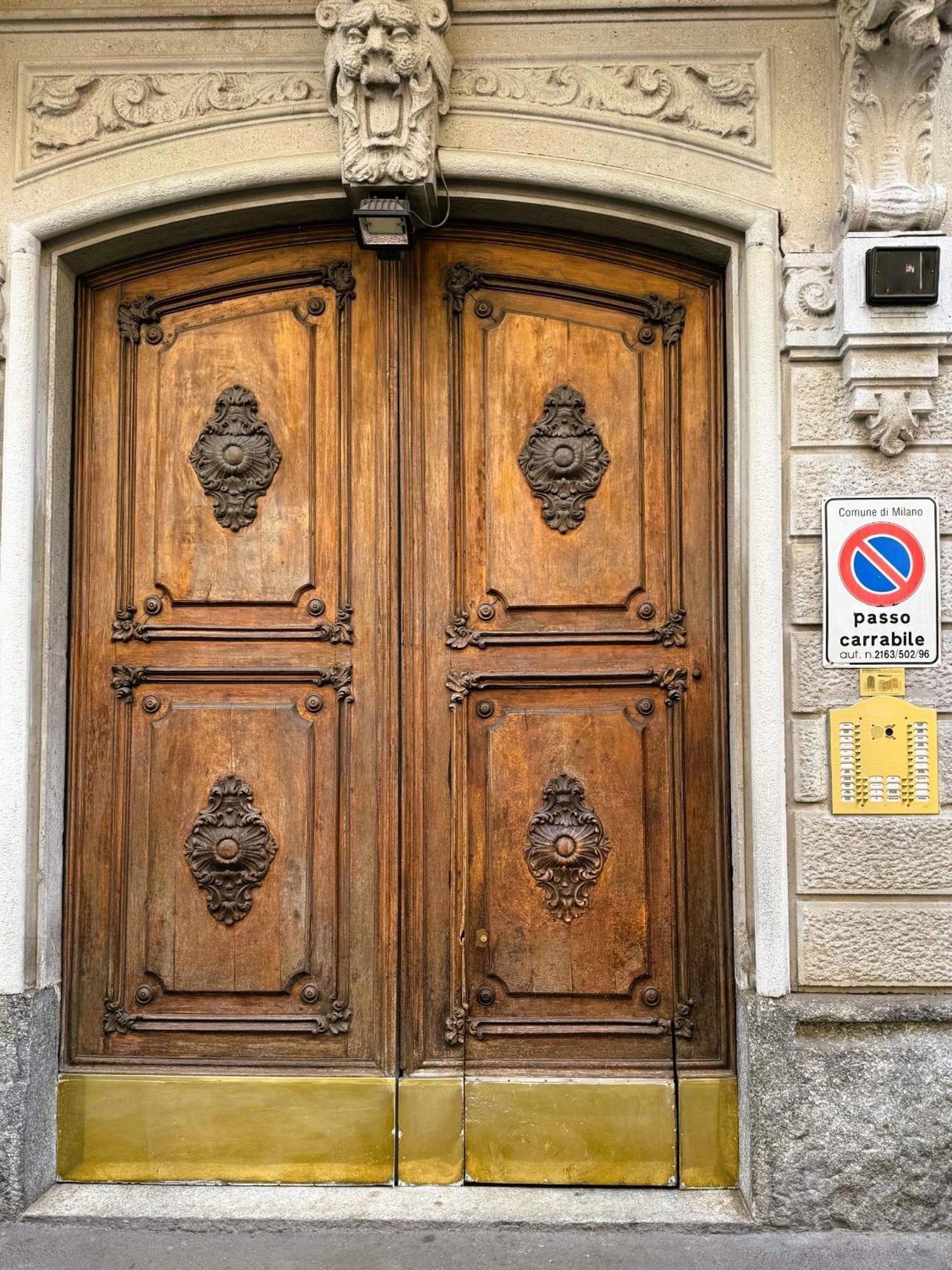 In Historic Building- Porta Venezia Appartement
